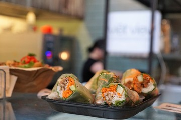 Essen in den Foodhallen in Amsterdam in Holland