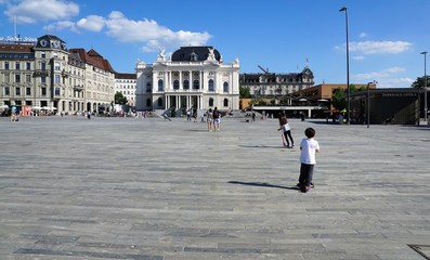 Opernplatz in Zürich in der Schweiz im Sommer