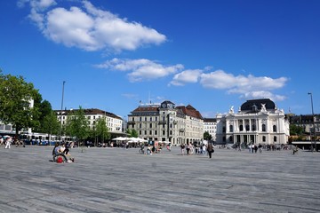 Opernplatz in Zürich in der Schweiz im Sommer - 221886413
