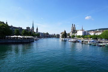 Fototapeta premium Limmat Fluss in Zürich in der Schweiz im Sommer