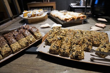 Kuchen, brot und semmel in einer Bäckerei in der schweiz 