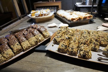 Kuchen, brot und semmel in einer Bäckerei in der schweiz 