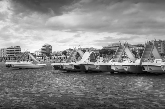 Fototapeta black and white beach on a bad weather day
