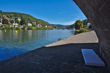 Matraze unter den alten Brücke