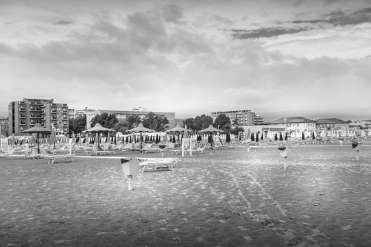 Fototapeta black and white beach on a bad weather day
