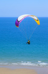 Parapente au dessus de la plage Napoléon à Plouha, Côtes-d'Armor, Bretagne 