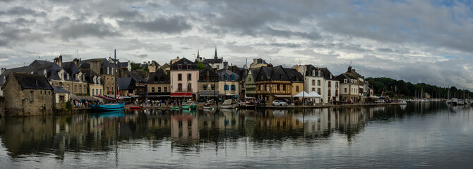 Panorama sur un petit port touristique en Bretagne