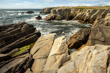 paysage côtier d'une mer agitée avec des rochers en premier plan