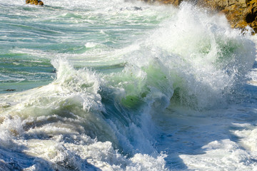 gros plan sur un rouleau de vague qui s’écrase avec de l'écume