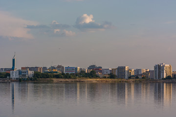 Obraz premium Beautiful Reflection of the City Near Sunset