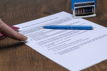 Finger zeigt auf Asylantrag