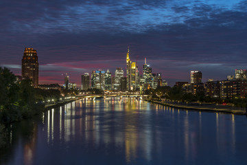 Fototapeta na wymiar Frankfurt-Skyline bei Nacht
