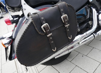 Nahaufnahme eines  Motorrads mit einer ledernen Satteltasche