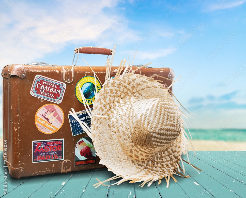 Poster Old vintage travel case and straw hat