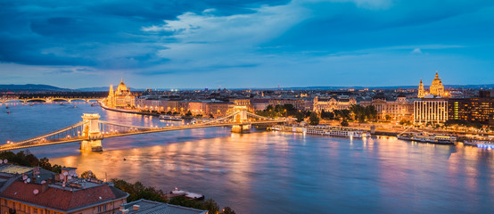 Obraz premium Aerial night skyline of Budapest, Hungary