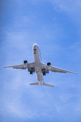 Fototapeta na wymiar airplane in the sky, avião voando no céu