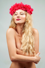 Naklejka premium Beautiful romantic young woman with wreath of flowers.