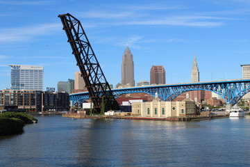 Naklejka premium cityscape by a river on a bright sunny day