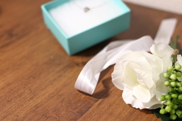 ネックレスと白いリボンと白い薔薇のプレゼント