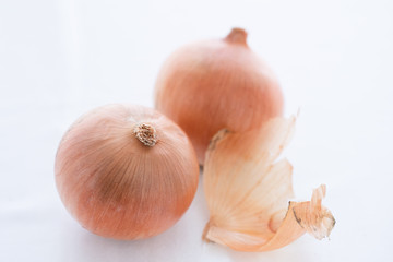 ２つの新鮮なタマネギと皮