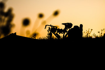 Coucher de soleil avec vélo en clair-obscur