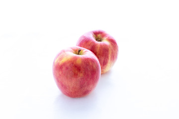２つの並んだ新鮮なおいしそうなりんご