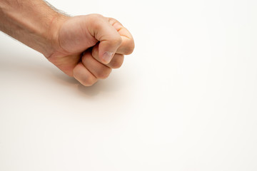 Hand zur Faust gebaballt auf weißem Hintergrund. Symbolisiert Gewalt und Aggressivität. Template