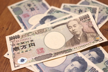 テーブルの上に無造作に置かれた日本のお金	
