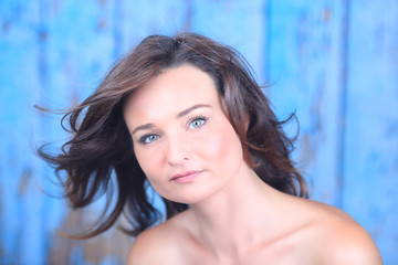 Jolie femme brune souriante