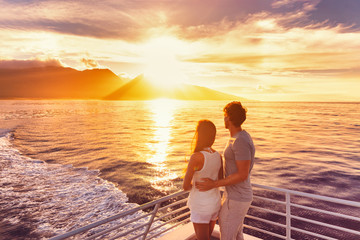 Travel cruise ship couple on sunset cruise in Hawaii holiday. Two tourists lovers on honeymoon travel enjoying summer vacation. - obrazy, fototapety, plakaty