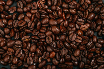 Naklejka premium Roasted brown coffee beans background. Flatlay style, messy pattern.