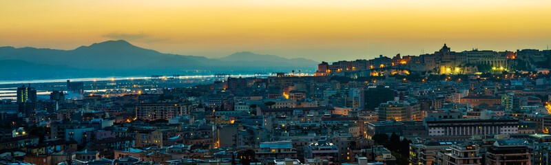 Fototapeta na wymiar Cagliari dopo il tramonto