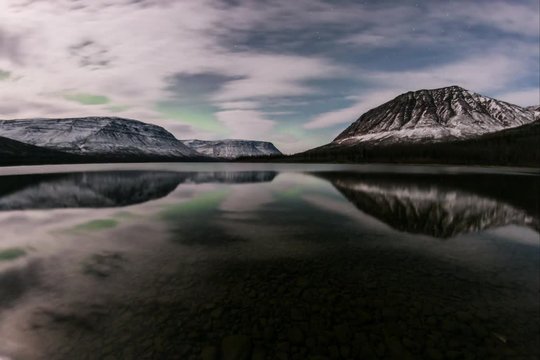 Северное сияние с отражением, плато Путорана, озеро Собачье.