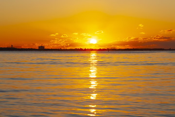 Obraz premium 湖西市から見る浜名湖の日の出、静岡県湖西市から浜松市方面を望む