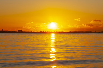 湖西市から見る浜名湖の日の出、静岡県湖西市から浜松市方面を望む