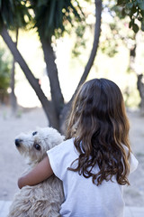 Bambina che abbraccia il suo cane