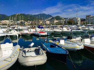 Obraz premium Imbarcazione al porto di Salerno in Campania