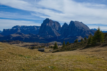 Fototapeta premium Blick auf Lang- und Plattkofel von der Seiser Alm