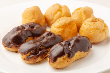エクレアとプチシュークリーム