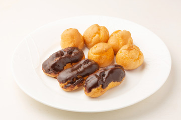 エクレアとプチシュークリーム