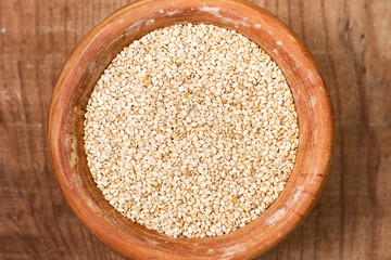 Sésamo dentro de un cuenco de madera. Vista superior