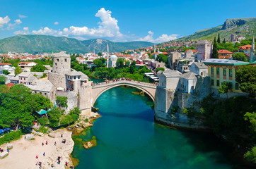 Panoramisch luchtfoto van de oude brug (Stari Most), in Mostar, Bosnië en Herzegovina