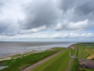 Die Nordsee bei Ebbe und bewölktem Himmel