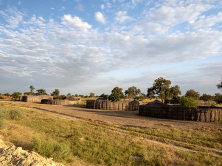 Obraz premium Chata tubylców ogrodzona od wiatru, Namibia