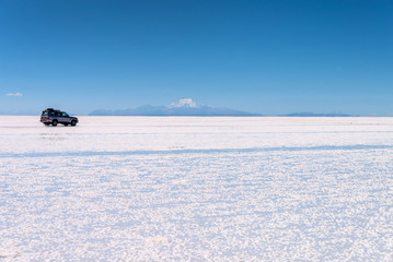 4x4 car in Salar de Uyuni (Uyuni salt flats), Potosi, Bolivia © Delphotostock