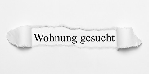 Wohnung gesucht auf weißen gerissenen Papier