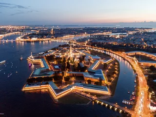 Papier Peint photo autocollant Travaux détablissement Vue aérienne de la ville nocturne de Saint-Pétersbourg, forteresse Pierre et Paul.