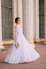 Fototapeta premium portrait of young bride near columns