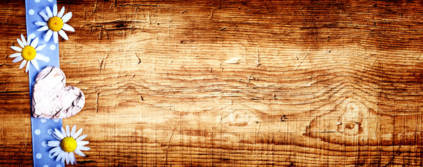 Rustikaler Holz Hintergrund mit Herz und Blumen