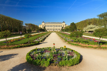Obraz premium Francuskie Narodowe Muzeum Historii Naturalnej (Museum national d'histoire naturelle) w Jardin des Plantes w Paryżu, Francja